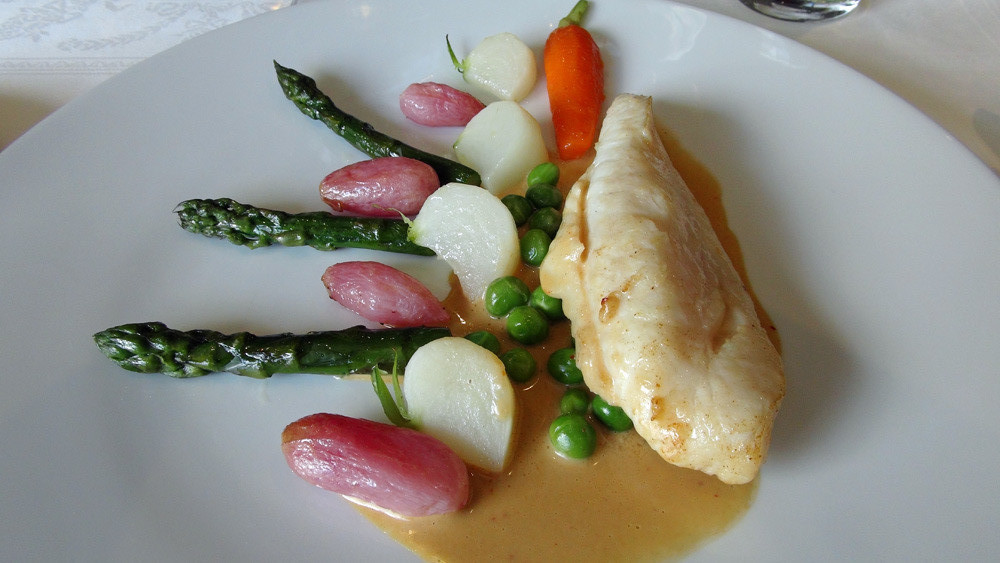 Saint-Pierre, asperges vertes, radis, navets, petits pois, coulis d’étrilles