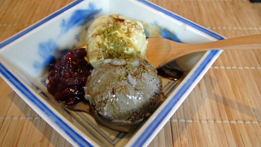 Saveurs glacées du Japon (glaces sésame noir & thé vert, confit de haricots rouges et sirop de canne d'Okinawa)