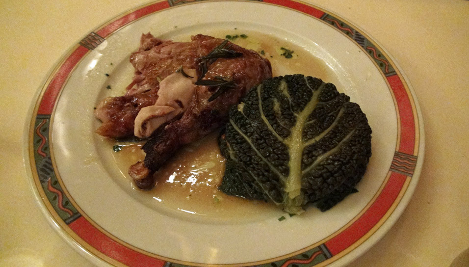 Pintade fermière rôtie à la broche, gâteau d'embeurré de chou vert, jus au romarin