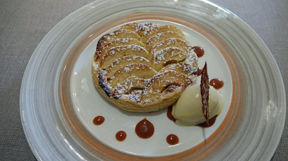 Tarte fine aux pommes, caramel beurre salé, glace tatin