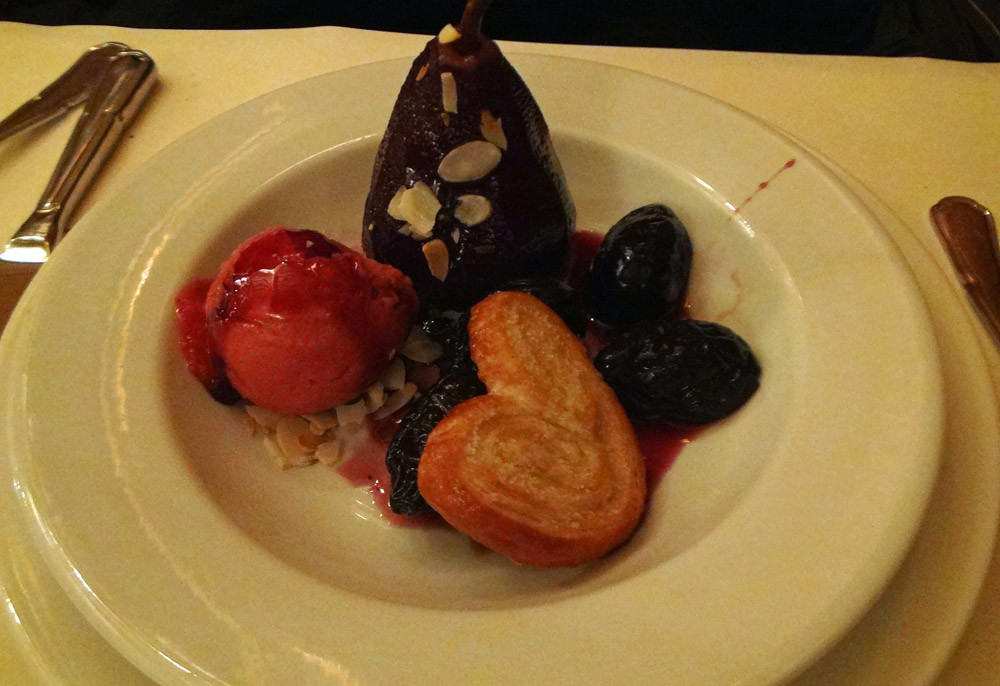 Poires et pruneaux pochés au vin rouge et aux épices, sorbet cassis et palmier croustillant
