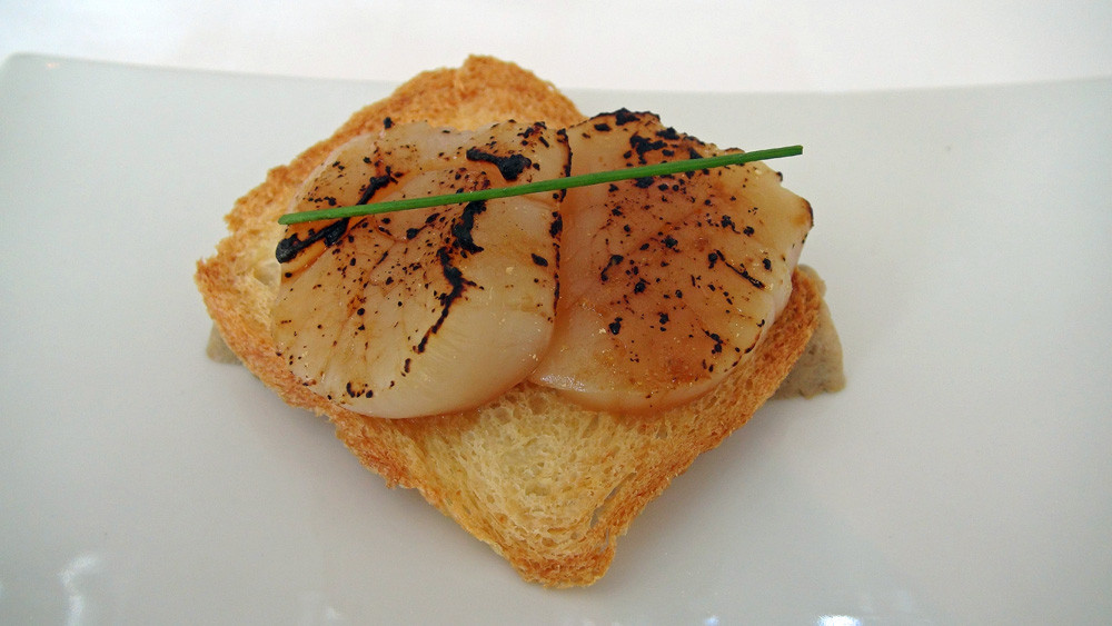Saint-Jacques cuite à basse température, accompagnée d'une mousse de cèpes.