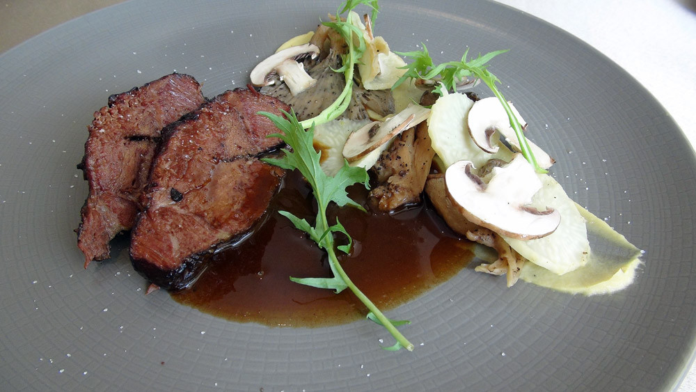 Joue de bœuf (origine France), pleurotes et céleri, jus de confit de la joue