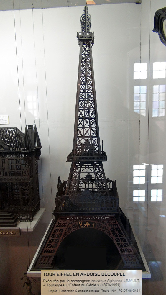 Tour Eiffel en ardoise découpée eécutée par Alphonse Lejault, "Tourangeau l'Enfant du Génie"