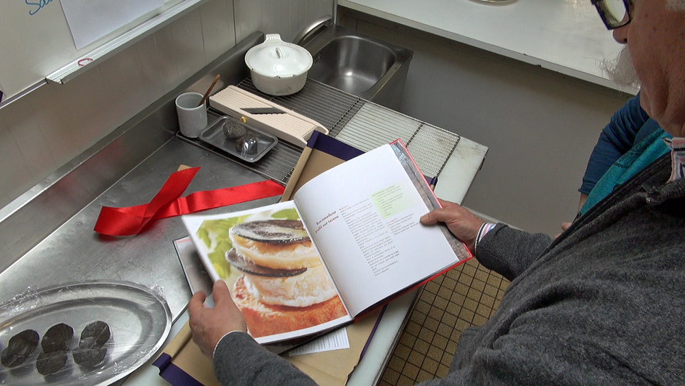 Alexis Pélissou montre son livre "La truffe sur le soufflé"