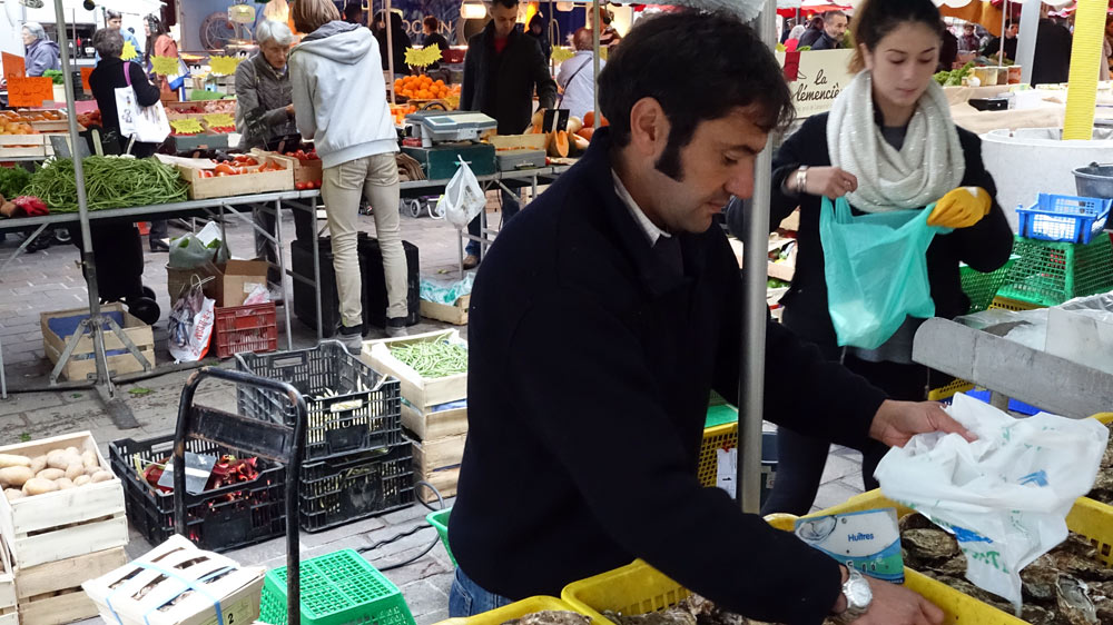 Raymond Kadem sur le marché du samedi matin à  Saumur