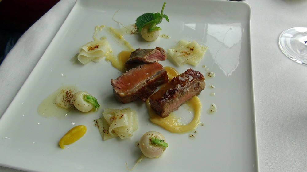 Canon d’agneau des Pyrénées rôti, quelques navets parisiens et ronds, une "mayo" miel et vinaigre