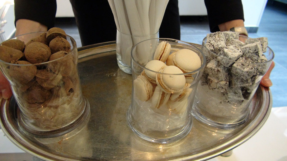 Mignardises : Chocolat - Macaron chocolat/caramel - Nougat italien