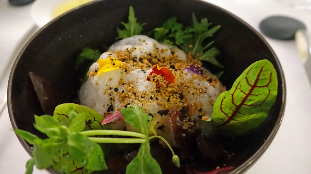 Jardin de légumes croquants et écume de citron, vinaigrette de tomate, mayonnaise à l'anchois, mousse roquette/épinard et dés de saumon d'Ecosse fumé au bois de hêtre, crumble d'olives noires