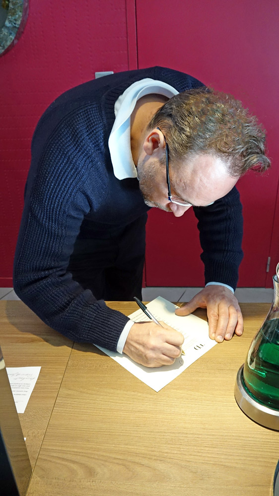 Thierry Drapeau à la signature du menu dédicacé