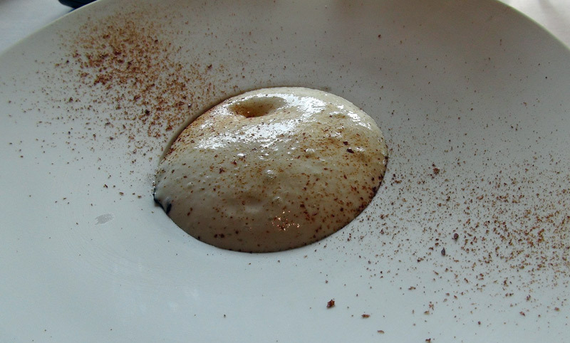 Émulsion de tiramisu, truffe noire, orge perlée et jaune d'œuf (plat offert par Cathy & JG Klein)