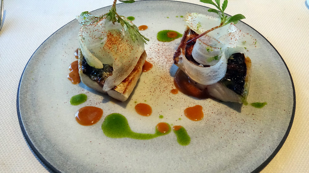 Maquereau grillé à braise sur le barbecue, vinaigrette au miel, radis daïkon du jardin