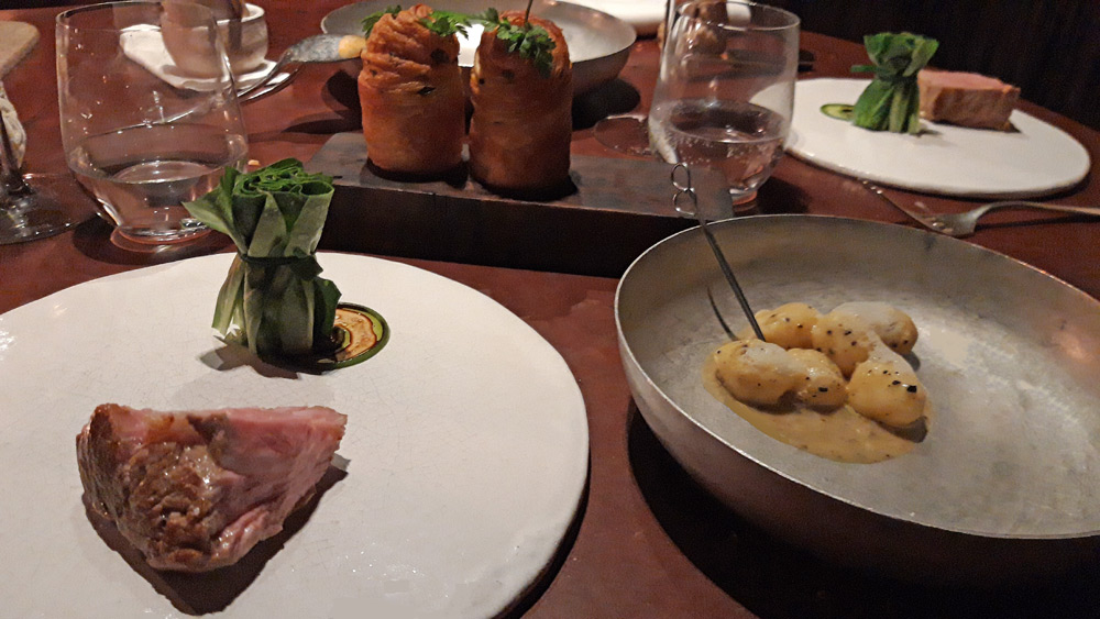 Entrecôte de veau de lait, pinceau de mâche, brioche aux herbes des marais et fleur de sel et gnocchis truffés ...