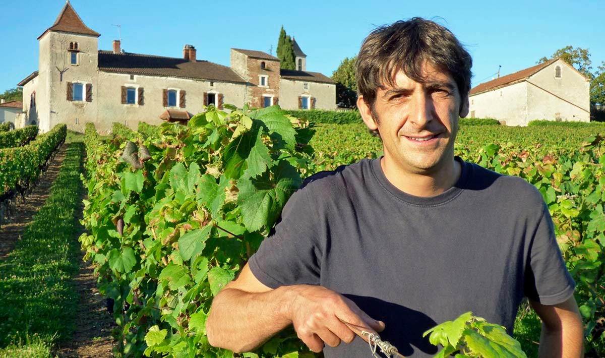 Un des frères Janicot devant le château de la Magdelaine