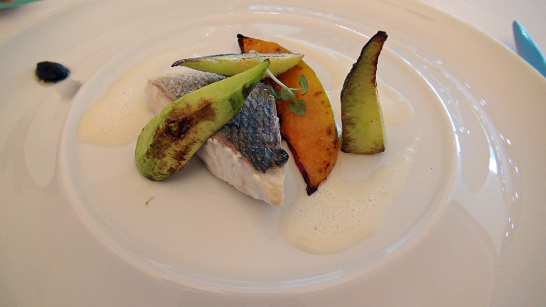 Daurade cuite doucement à l'étouffée, melon charentais à l'aigre doux et crème