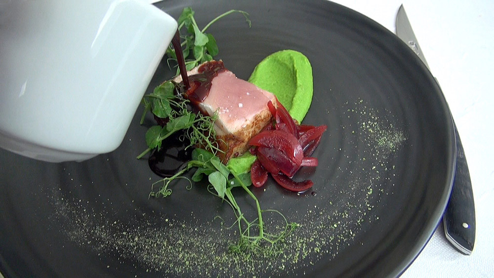 Veau élevé sous la mère, petits pois (en purée), oignons rouges et jus de cardamome