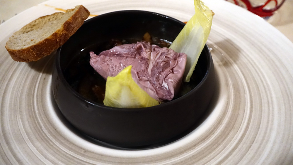 Salade du terroir œuf poché au vin (rouge), lardons, croûton