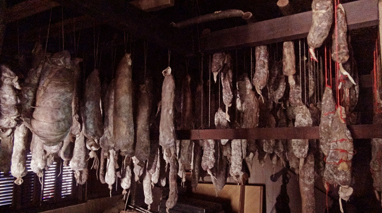 Lonzu (filet séché), coppa (échine séchée), figatellu séché (saucisse de foie), panzetta (poitrine séchée), prisuttu (jambon sec) ...
