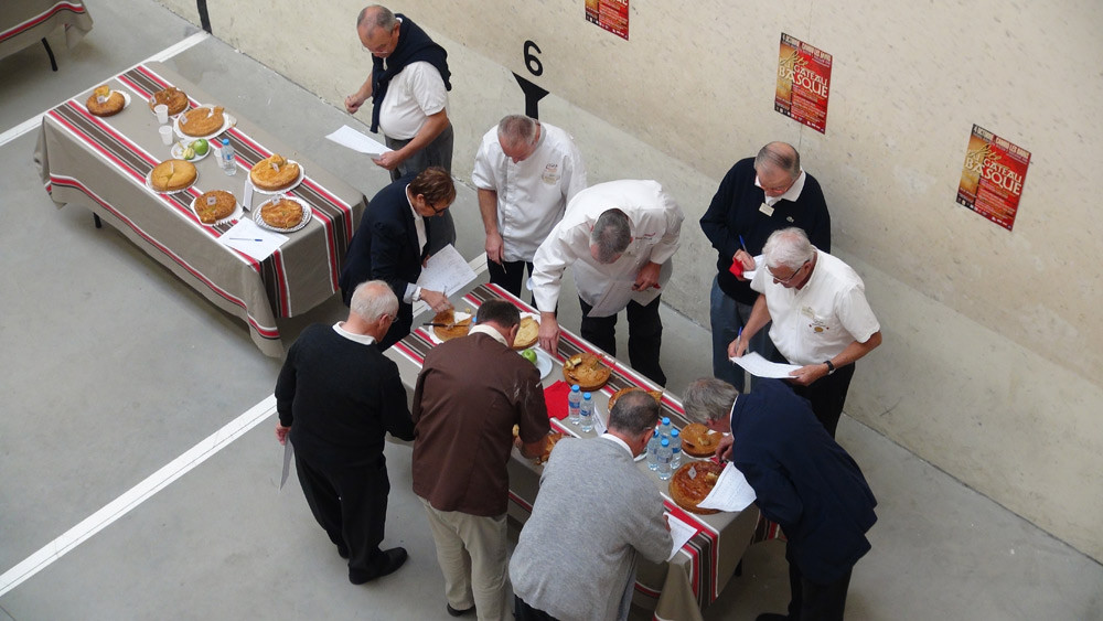 Le jury du meilleur gâteau basque en totale réflexion