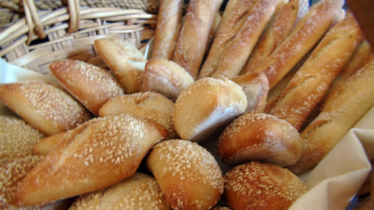 Les petits pains (du boulanger local) cuits à l'Auberge