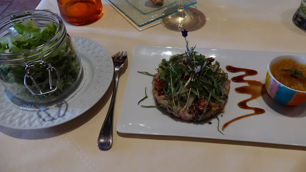 Tartare de poissons du moment coupé au couteau, fines herbes, sauce vierge à la mangue et gingembre, petite salade, "chouchou" d'ail et espuma au curry des maharadjas et ache des montagnes