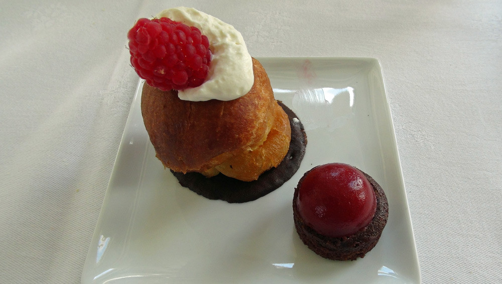 Baba bouchon au parfum de Cognac par Pascal Pressac - Moelleux au chocolat et compotée de framboises par Grégory Coutenceau