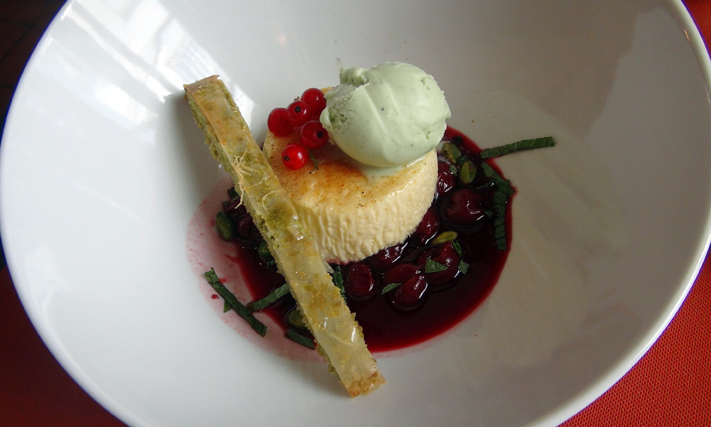 Crème catalane à la vanille et sa soupe de griottes, glace et croustillant à la pistache
