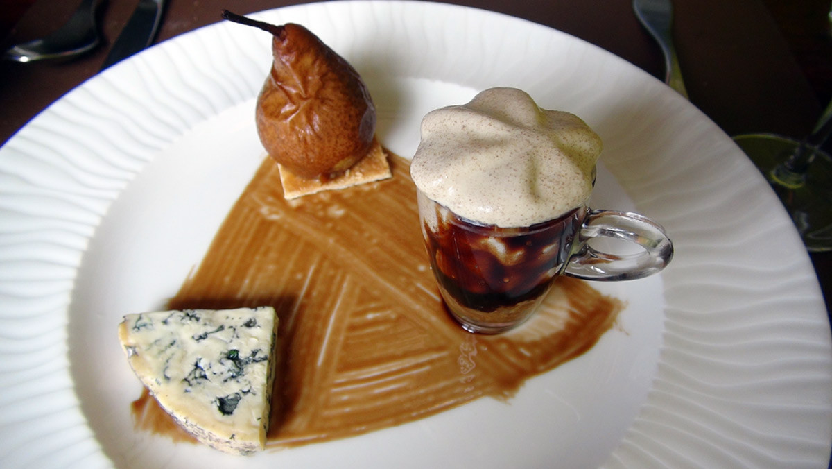 La poire naine, compotée d’échalotes, fourme d’Ambert et mousse de pain