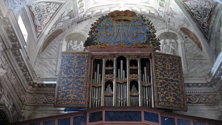 Le buffet d'orgue polychrome  et l'orgue historique de la Corse