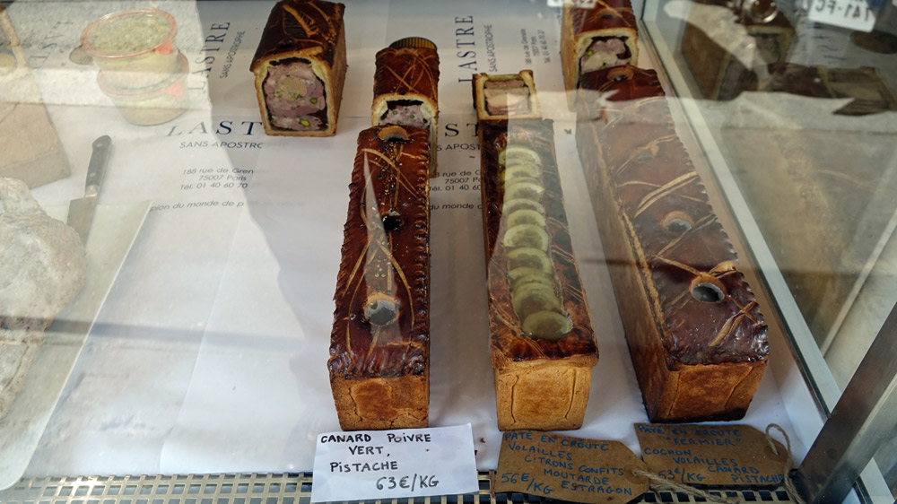 Quatre des cinq Pâtés en croûte vus depuis la rue 
