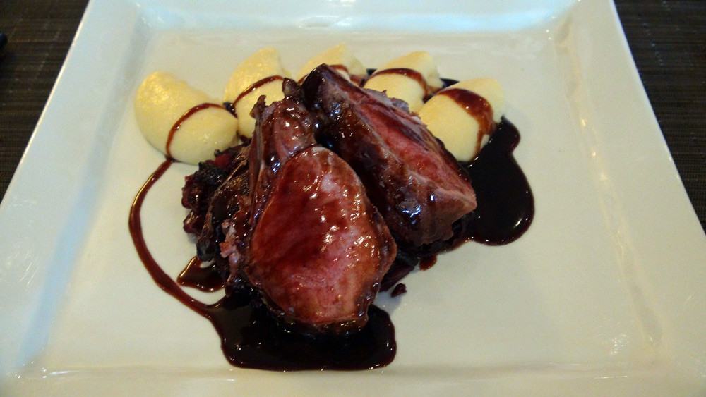 Carré de sanglier rôti au sautoir, pommes de terre mousseline, compotée de chou-rouge, sauce grand veneur
