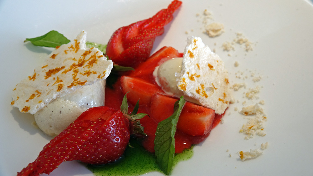Chiboust vanillée, fraises gariguette de Sologne, glace poivre de Timut, meringue à l'orange et sirop de menthe