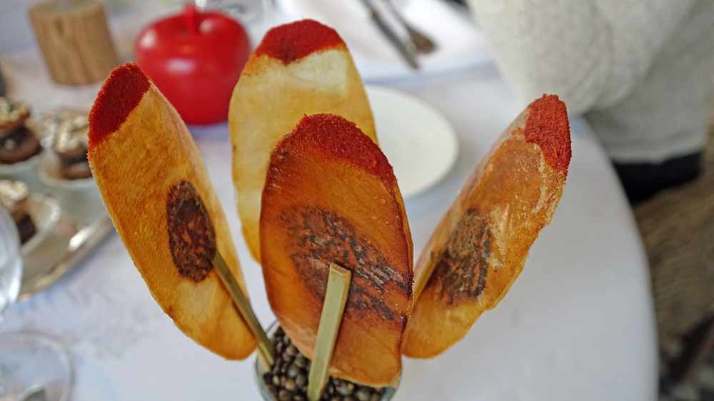 Mise en bouche : Pomme de terre imprimée, olive noire et poudre de tomate