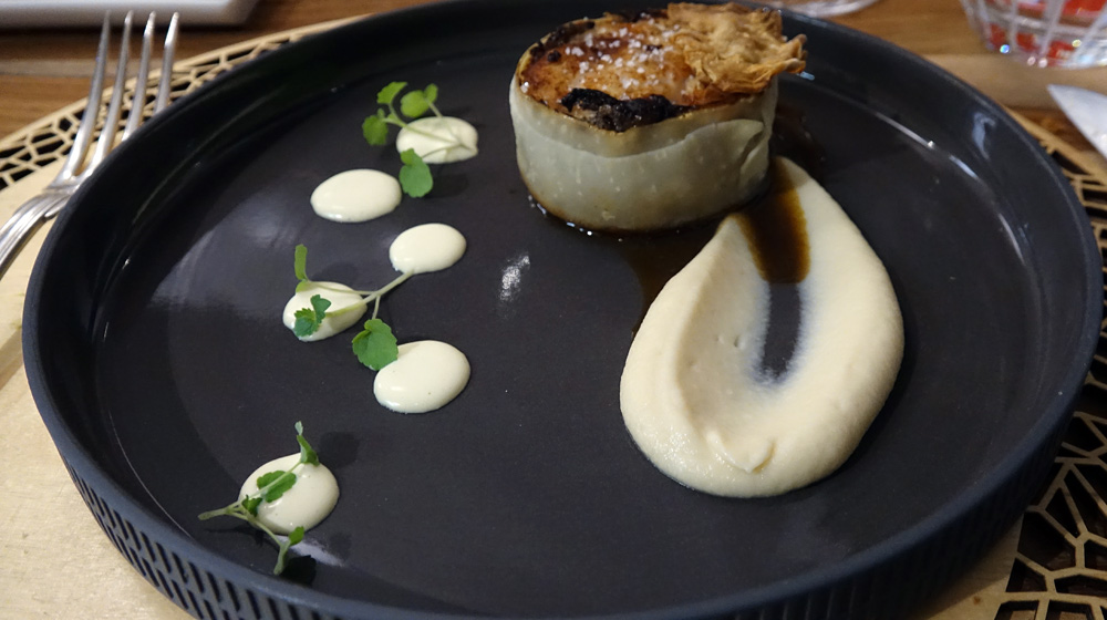 Ris de veau en croûte de céleri, lentin des chênes (autre nom du shitaké), soja et crémeux réglisse