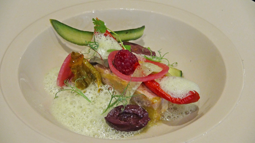 Foie gras (de canard) mi-cuit / comme une salade grecque / olives de Kalamata 