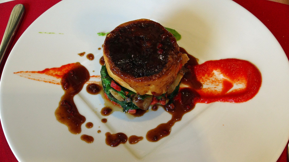 Croquant d'agneau façon 7 heures, poêlée de cœurs d'artichauts et chorizo, jus parfumé au poivron