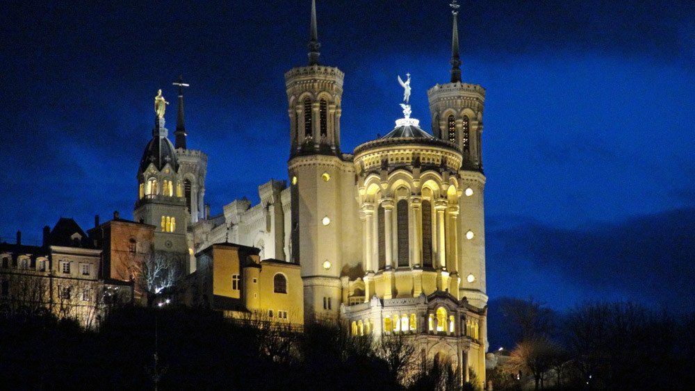 Visite des Traboules : vue nocturne sur Fourvière et sa Basilique