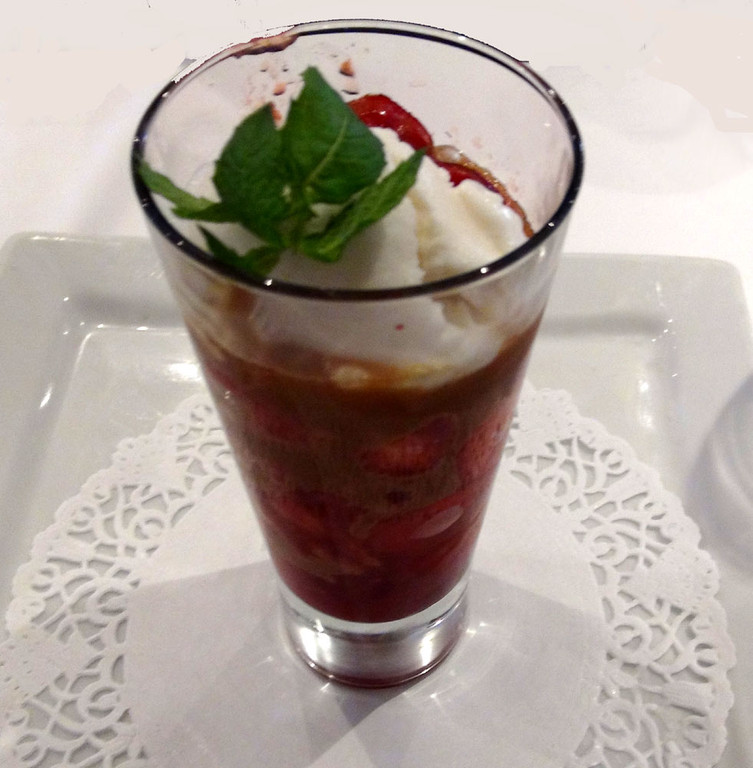 Caramel de fruits rouges au beurre demi-sel, glace mamia
