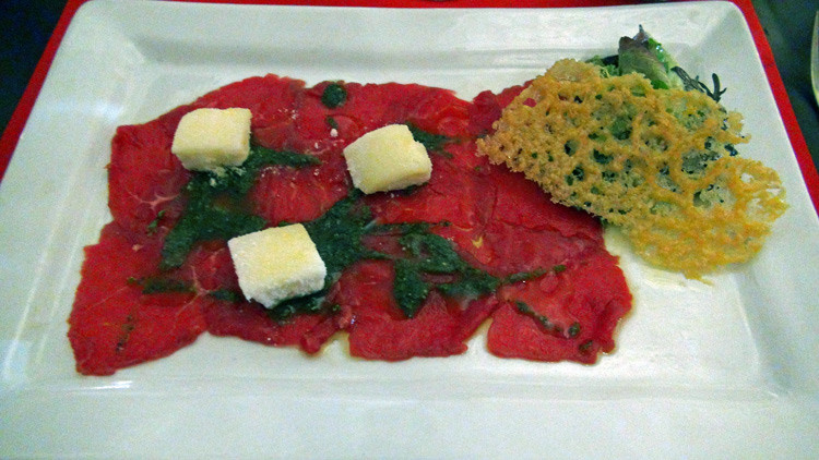 Carpaccio de boeuf, chamallow de Parmesan et pistou de basilic