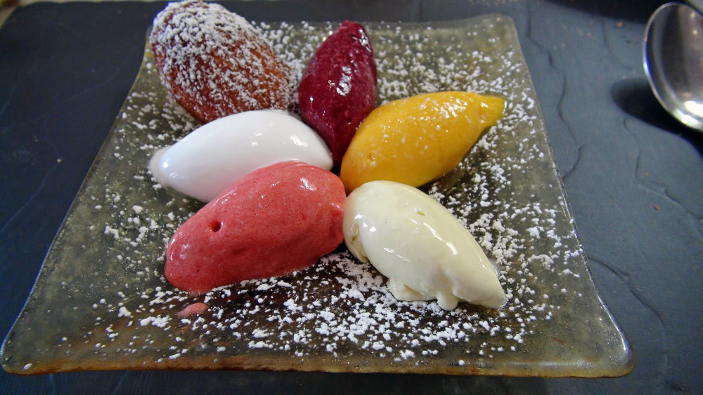 Palette de glace et sorbet "maison" (fraise, noix de coco, cassis, mangue & pistache), madeleine au miel