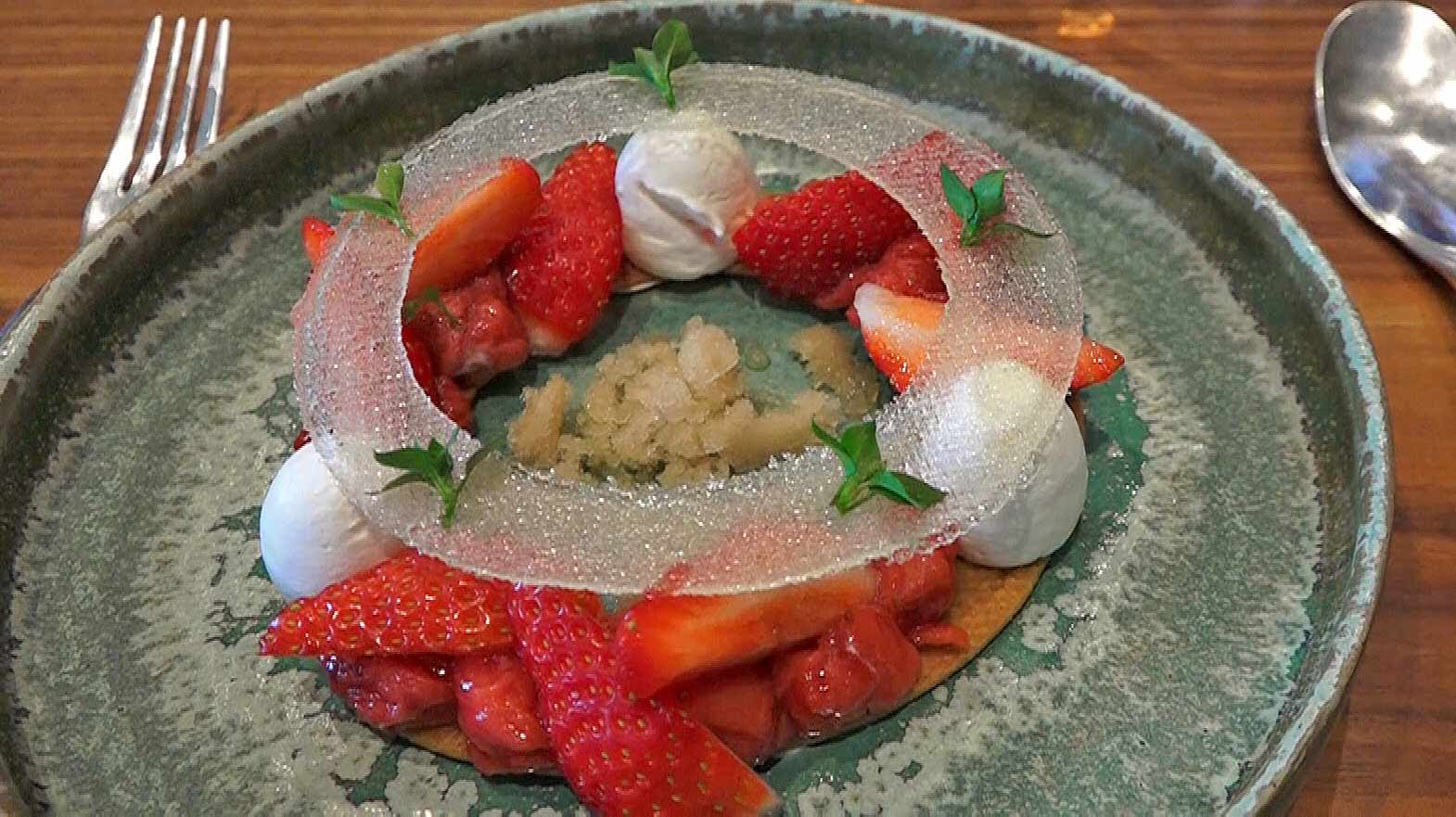 Fraises de monsieur Mercier, crème fraiche, vinaigre d'Orléans, Sichuan du jardin