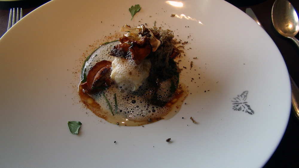 Nouilles de céleri rave, champignons du massif et jus à l’huile de truffe 