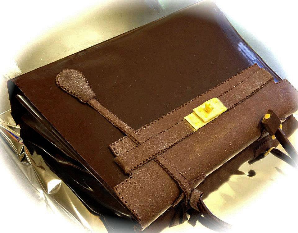 Sac Hermes tout en chocolat, avec à l'intérieur un entremets, une remarquable réalisation de Nicolas Léger (Photo extraite de Facebook)