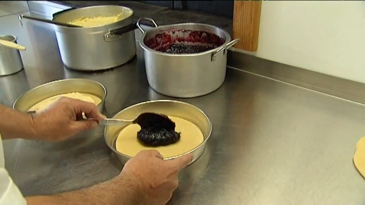 Montage du gâteau basque "Pereuil" à la confiture de cerises noires - Crédit photo FR3 Aquitaine