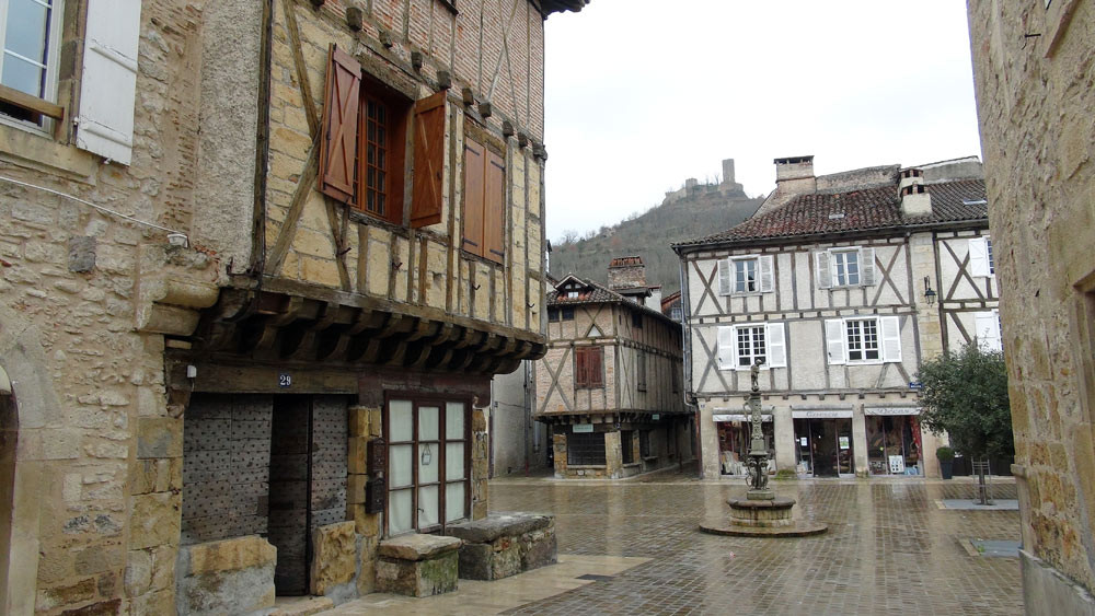 Saint-Céré : vers la place Mercarial, la place médiévale de cette cité