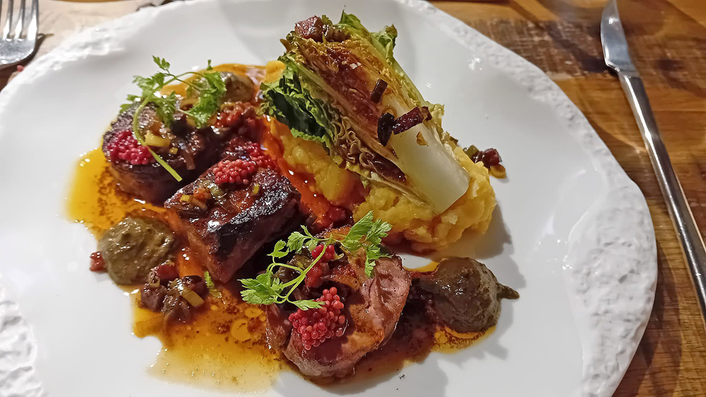 Déclinaison de cochon fermier (mignon, poitrine, andouille de campagne) en sauce vierge de chorizo et cébettes, purée de pomme de terre à l’Espelette et condiment olive-basilic 