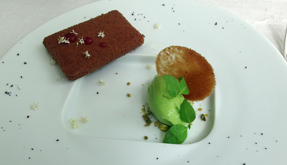 Crémeux Dulcey (chocolat blond de Valrhona), glace avocat/pistache