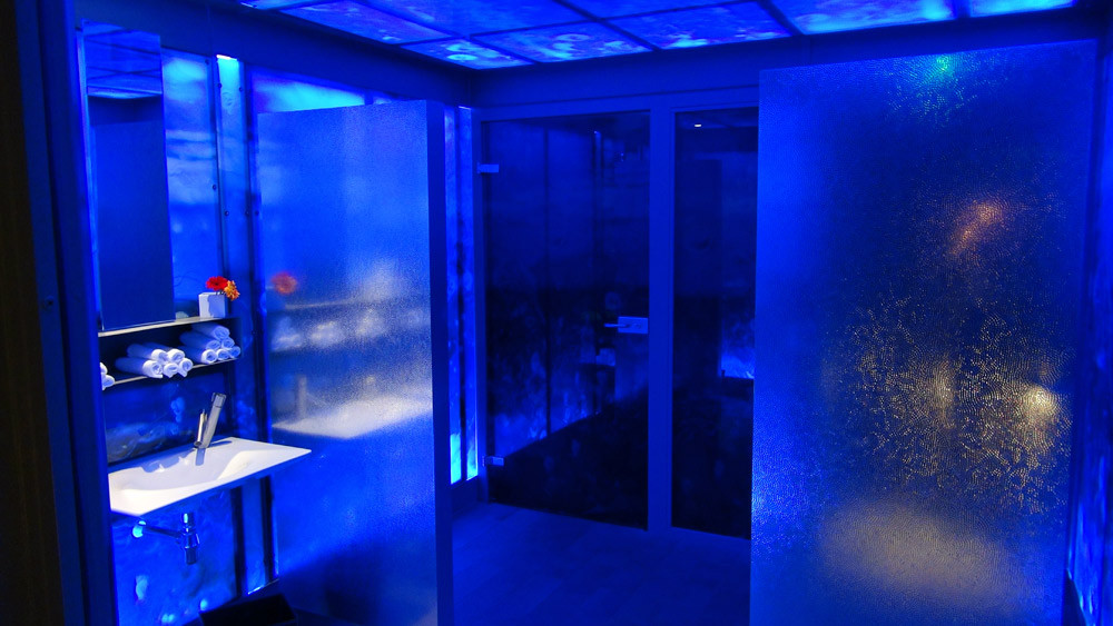 Lumière bleutée dans les toilettes dames