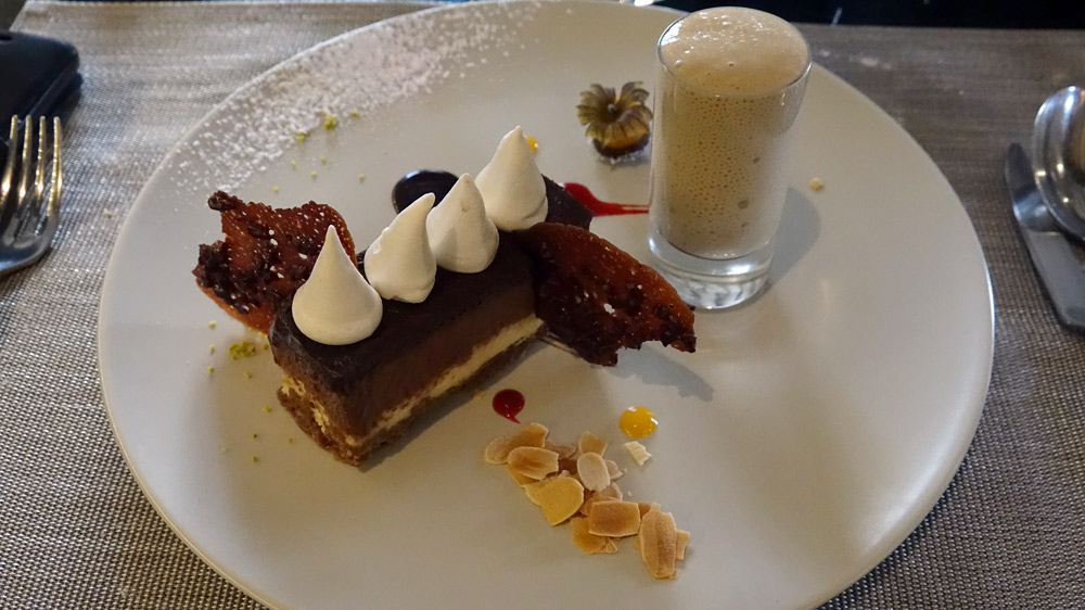 Opéra alliant le chocolat et la caramel, crème anglaise mousseuse au café