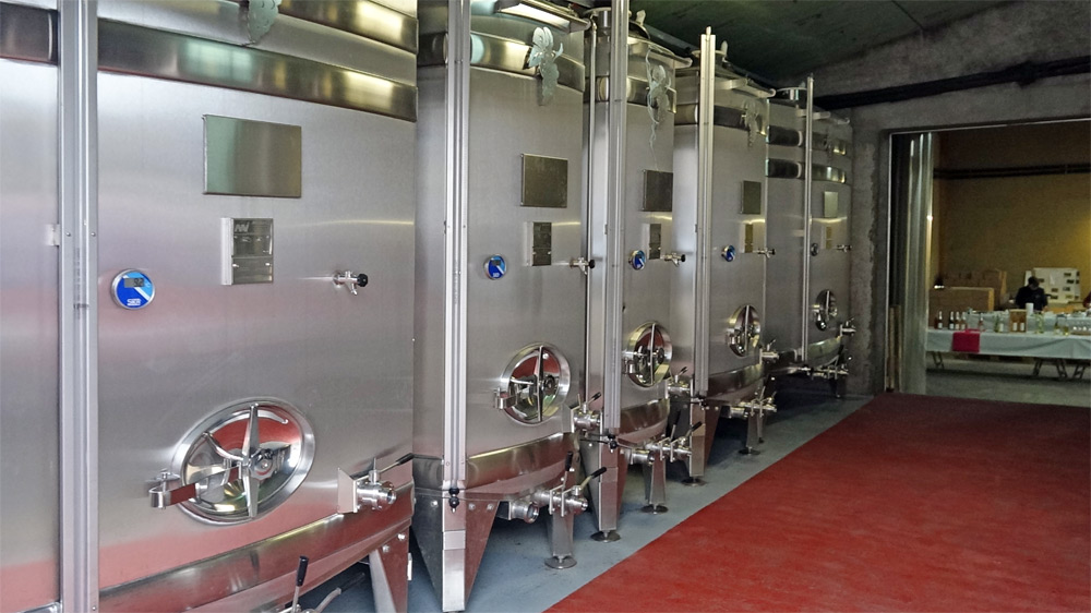 Les cuves inox à l'entrée